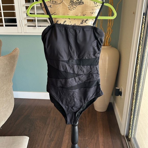 Elegant Black Strapless Swimsuit - Picture 2 of 4